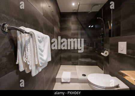 Modernes Bad Interieur. Handtücher auf einem Kleiderbügel Stockfoto