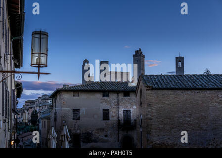 San Gimignano ist einer der kultigsten und erkennbare Ziele in allen der Toskana. Aus allen Teilen der Welt gibt es jemanden, der die Träume von r Stockfoto