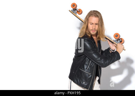 Attraktiven jungen Mann in der Lederjacke mit Longboard auf Weiß Stockfoto