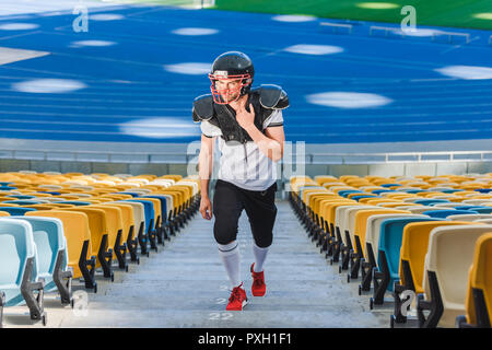 Hübscher junger American Football Spieler oben an der Stadion Stockfoto