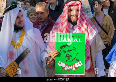 Whitehall, London, England, 20. Oktober 2018; zwei Männer mit Gesichtsmasken und im Nahen und Mittleren Osten Kleidung demonstrieren gegen die Tötung von Jamal Khashoggi Stockfoto