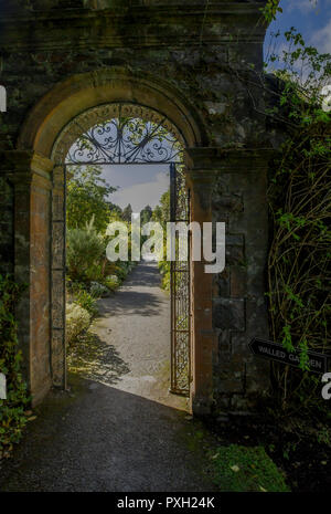 Arch und Metal Gate in den von Mauern umgebenen Garten auf Garnish Island, County Cork, Irland. Stockfoto