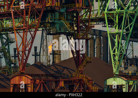 Koksofen-Docks, Zug Island, River Rouge / Detroit, Michigan, USA, als Teil der amerikanischen Stahlindustrie mit „Zippo“-Flammenstapel Stockfoto