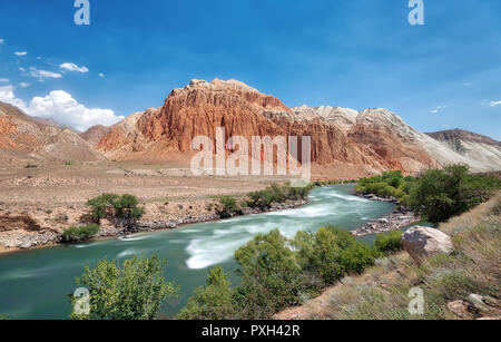 Rote Felsen entlang Kokemeren River in der Nähe von Kyzyl-Oi, Kirgisistan im August 2018 getroffen Stockfoto