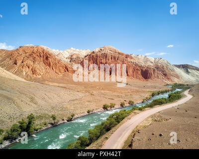 Rote Felsen entlang Kokemeren River in der Nähe von Kyzyl-Oi, Kirgisistan im August 2018 getroffen Stockfoto