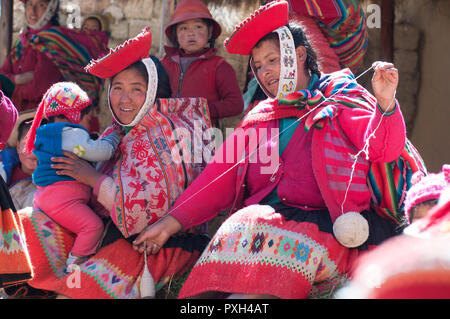 Frauen aus Patacancha. In diesem kleinen Dorf auf dem Inka Trail zwischen Ollantaytambo und Lares eine grosse Gruppe von Frauen, die eine textile Proje beteiligt ist Stockfoto