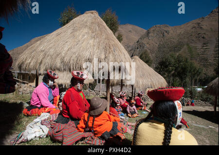 Frauen aus Patacancha. In diesem kleinen Dorf auf dem Inka Trail zwischen Ollantaytambo und Lares eine grosse Gruppe von Frauen, die eine textile Proje beteiligt ist Stockfoto