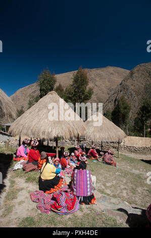 Frauen aus Patacancha. In diesem kleinen Dorf auf dem Inka Trail zwischen Ollantaytambo und Lares eine grosse Gruppe von Frauen, die eine textile Proje beteiligt ist Stockfoto