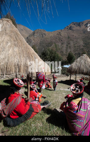 Frauen aus Patacancha. In diesem kleinen Dorf auf dem Inka Trail zwischen Ollantaytambo und Lares eine grosse Gruppe von Frauen, die eine textile Proje beteiligt ist Stockfoto