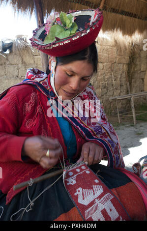 Frauen aus Patacancha. In diesem kleinen Dorf auf dem Inka Trail zwischen Ollantaytambo und Lares eine grosse Gruppe von Frauen, die eine textile Proje beteiligt ist Stockfoto