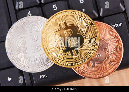 Bitcoins auf Computer Tastatur im Hintergrund, Symbol der elektronischen virtuelles Geld und Bergbau cryptocurrency Konzept Stockfoto