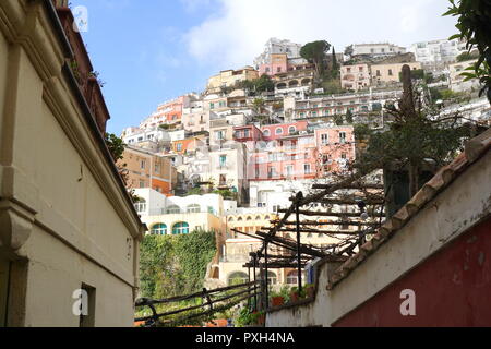 Bunte Häuser auf einem steilen Berg in Positano, einem Dorf hochliegend auf der südlichen Italien Amalfi Küste Stockfoto