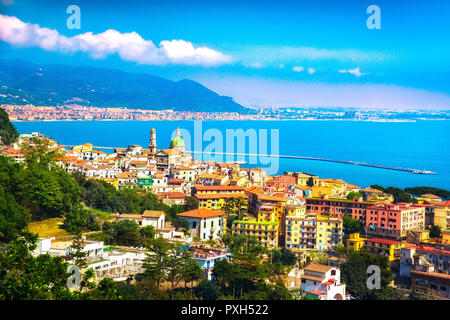 Vietri sul Mare und Salerno Stadt in Amalfi Küste, Panoramaaussicht. Kampanien Italien, Europa Stockfoto