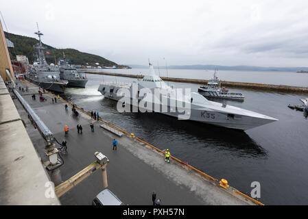 Trondheim (Norwegen), Okt. 21. 2018. HSwMS Karlstad kommt neben in Trondheim vor Teilnahme an Übung trident Zeitpunkt 18. Trident Punkt 18 soll sicherstellen, dass die NATO-Streitkräfte geschult sind, in der Lage, zusammen zu arbeiten und bereit, jede Bedrohung aus jeder Richtung zu reagieren. Trident Zeitpunkt 18 erfolgt in Norwegen und die umliegenden Gebiete des Nordatlantiks und der Ostsee, einschließlich Island und des Luftraums, in Finnland und in Schweden. Mit mehr als 50.000 Teilnehmern aus 31 Nationen Trident Zeitpunkt 2018 ist eine der größten Übungen der NATO in den letzten Jahren. Rund 250 aircra Stockfoto