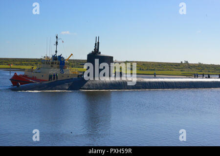 Die Ohio-Klasse ballistischen Raketen-U-Boot USS Tennessee (SSBN 734) (blau) an seinen Heimathafen an der Naval Submarine Base Kings Bay, Ga. zurück, nach einer strategischen Abschreckungsmittel Patrouille. Das Boot ist eine von fünf ballistischen Raketen-U-Boote an der Basis stationiert und ist in der Lage, bis zu 20 u-Booten startende ballistische Raketen mit mehreren Sprengköpfen. (U.S. Marine Foto von Massenkommunikation 2. Klasse Bryan Tomforde) Stockfoto