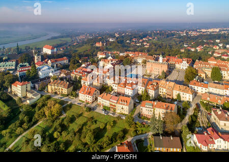 Antenne skyline Panorama der alten Stadt Sandomierz, Polen, im Sonnenaufgang. Altstadt mit Marktplatz, gotische Rathaus, mittelalterliche Burg auf der linken Seite Stockfoto