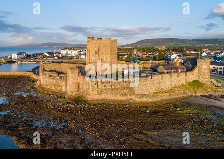 Mittelalterliche Burg in der Nähe von Belfast Carrickfergus in Sunrise Licht. Luftbild mit Marina, Sedimenten und Belfast Lough Stockfoto