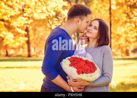 Mann küsst Frau Stockfoto