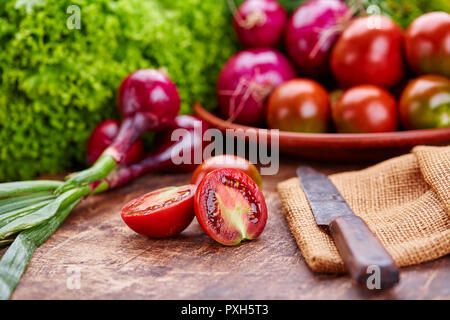 Zusammensetzung von frischem Gemüse. Zwiebeln, Tomaten und grünen. Stockfoto