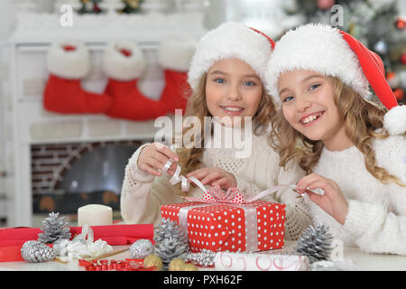 Porträt von zwei Mädchen mit Weihnachtsgeschenk Stockfoto