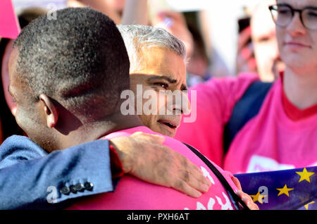 Sadiq Khan, Bürgermeister von London, grüßt Femi Oluwole (anti-Brexit Mitkämpfer) an den statrt der Abstimmung März zur Unterstützung eines zweiten Brexit finden Stockfoto