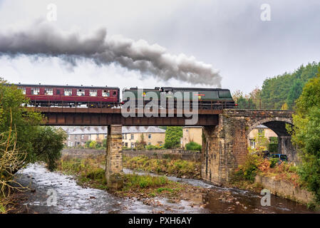 Stadt der Brunnen Bulleid Dampflok atI Brooksbottom Viadukt über dem East Lancashire Railway Herbst Dampf gala Wochenende Okt 19./22. Stockfoto