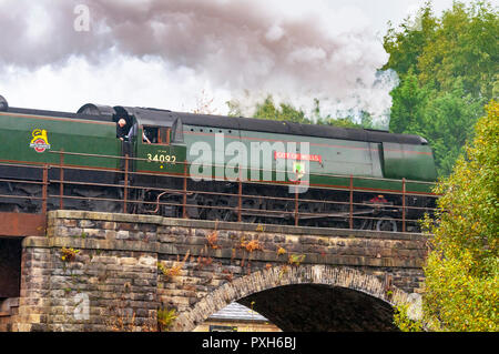 Stadt der Brunnen Bulleid Dampflok atI Brooksbottom Viadukt über dem East Lancashire Railway Herbst Dampf gala Wochenende Okt 19./22. Stockfoto