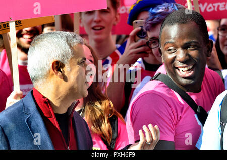 Sadiq Khan, Bürgermeister von London, und Femi Oluwole (anti-Brexit Mitkämpfer) zu Beginn der Abstimmung März zur Unterstützung eines zweiten Brexit referendu Stockfoto