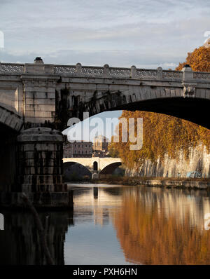 Die Ufer des Flusses Tiber im Zentrum von Rom Überhang von Bäumen in voller Farben des Herbstes. Stockfoto