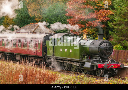 Great Western Railway (GWR) 4200 Klasse 2-8-0 T Dampflokomotive der Irwell Vale auf der East Lancashire Railway Herbst Dampf Gala. Stockfoto