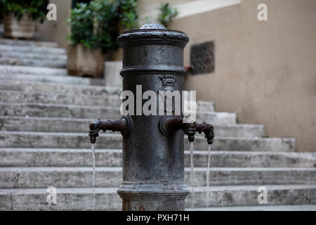 Eine der berühmten Wasserspeier, oder 'Nasoni' (großen Nasen) gefunden in der ganzen Stadt Rom bietet frisches Trinkwasser für Einheimische und Touristen Stockfoto