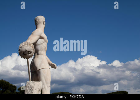 Marmorstatue eines Athleten an das Stadio dei Marmi, Foro Italica, Rom. Stockfoto