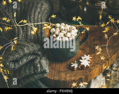Weihnachten Winter in Tasse heiße Schokolade mit Marshmallows und Cookies Stockfoto