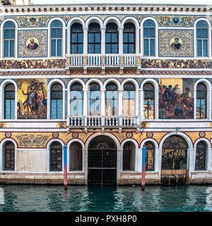 Venedig ist die Hauptstadt der Region Venetien in Norditalien und wurde auf mehr als 100 kleinen Inseln in einer Adria-Lagune erbaut. Stockfoto