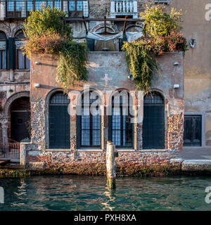 Venedig ist die Hauptstadt der Region Venetien in Norditalien und wurde auf mehr als 100 kleinen Inseln in einer Adria-Lagune erbaut. Stockfoto