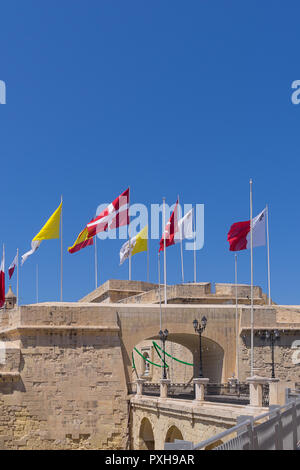 Viele verschiedene Flaggen über die Stadt von Portomaso, Malta gegen den blauen Himmel, der Wind bläst winken Stockfoto