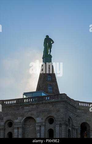 Herkules in Kassel, Hessen, Deutschland Blick von der Rückseite gegen Morgen Sonne Stockfoto