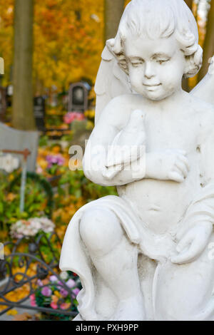 Weißer Stein Skulptur von Schutzengel im Herbst Park auf Friedhof Stockfoto