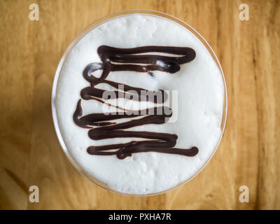 Ansicht von oben Eis Kaffee mit Kakao auf einen hölzernen Tisch Stockfoto