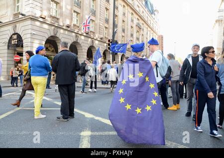 Eine Frau trägt eine Fahne der Europäischen Union an die Völker Abstimmung März in London, 20. Oktober 2018 Stockfoto
