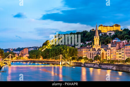 St. George Kirche und eine Fußgängerbrücke über die Saone in Lyon, Frankreich Stockfoto