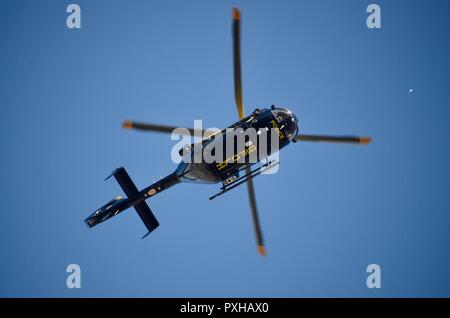 Nationale Polizei Air Service Eurocopter EC 145 über London skies in einer Demonstration Stockfoto