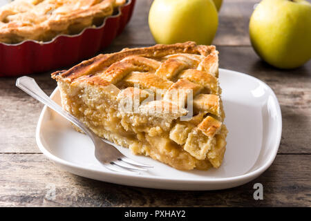 Hausgemachten Apfelkuchen Slice auf hölzernen Tisch Stockfoto