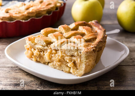 Hausgemachten Apfelkuchen Slice auf hölzernen Tisch Stockfoto