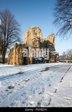 Winter Blick auf Knaresborough Schloss in North Yorkshire nach Schnee Stockfoto