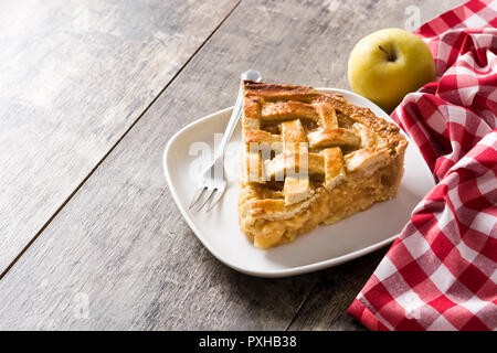 Hausgemachten Apfelkuchen Slice auf Holztisch. Copyspace Stockfoto