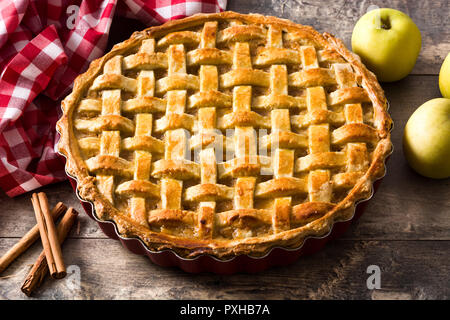 Hausgemachten Apfelkuchen auf hölzernen Tisch Stockfoto