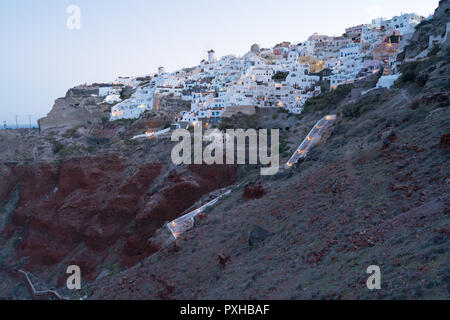 Am frühen Morgen blaue Stunde in Oia, Santorini. Stockfoto