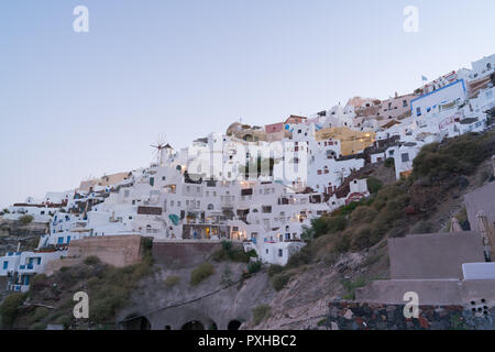 Am frühen Morgen blaue Stunde in Oia, Santorini. Stockfoto