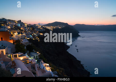 Am frühen Morgen blaue Stunde in Oia, Santorini. Stockfoto